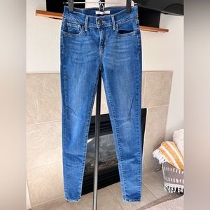 Levi skinny jeans size 25 mid/low rise